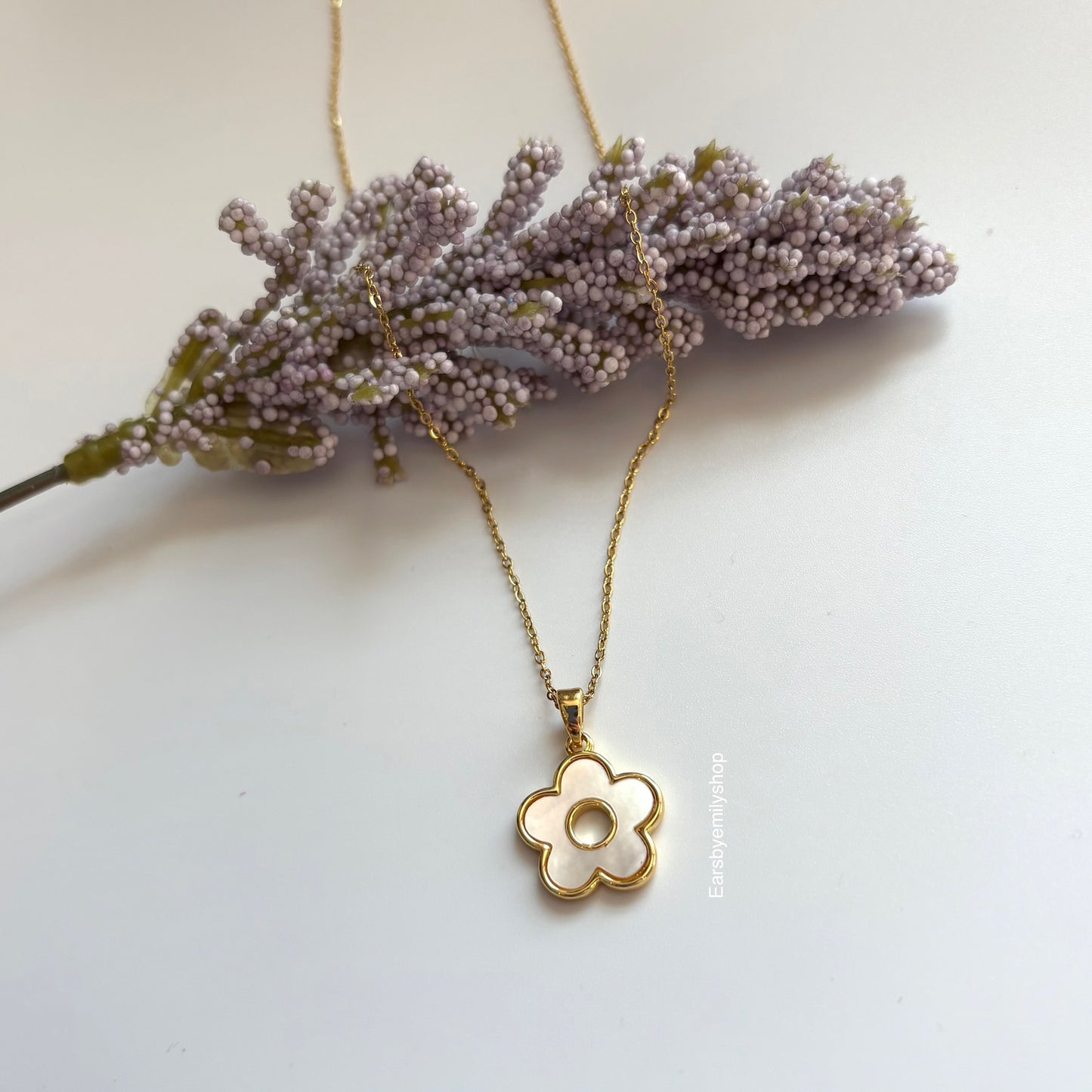18k gold plated white mother of pearl daisy necklace