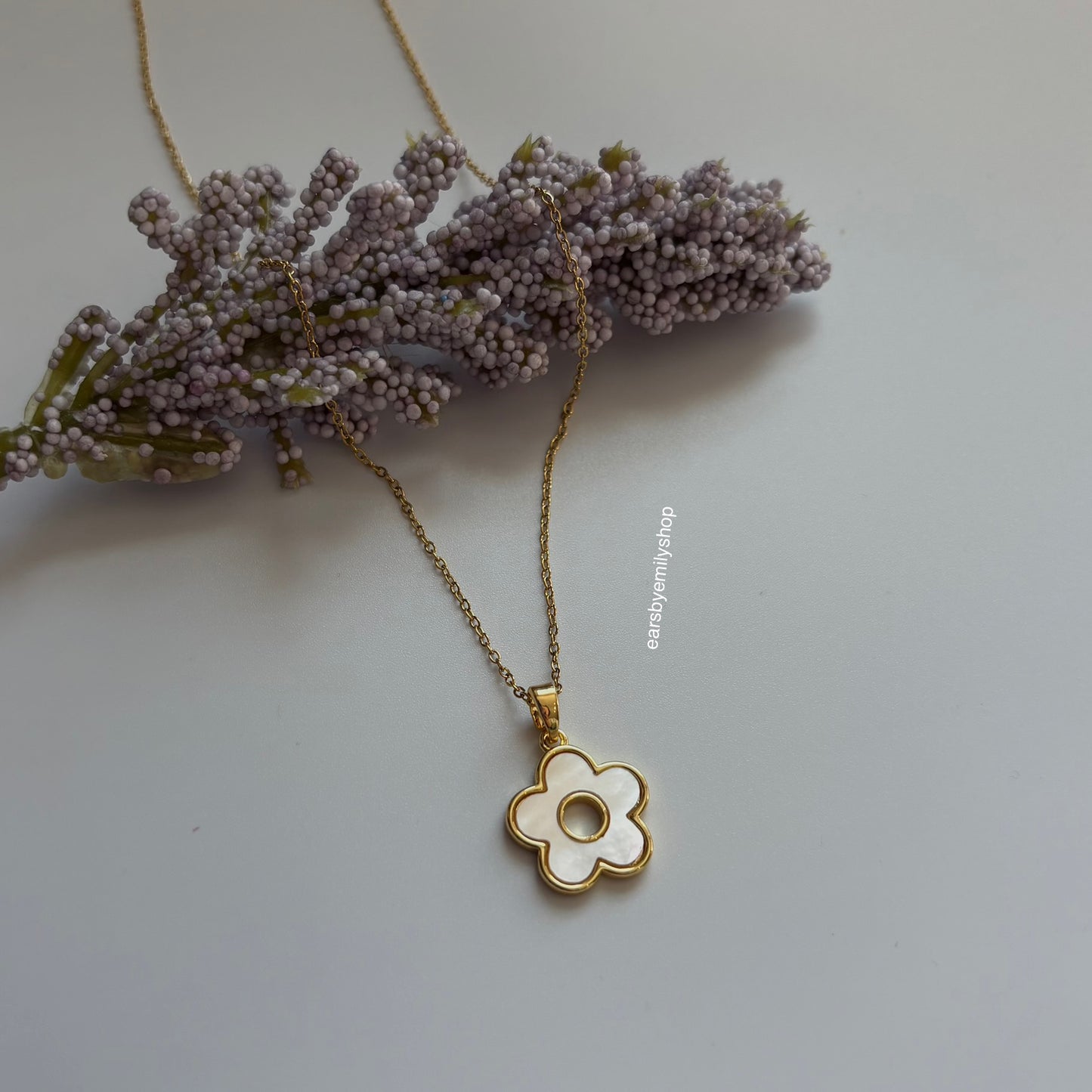18k gold plated white mother of pearl daisy necklace