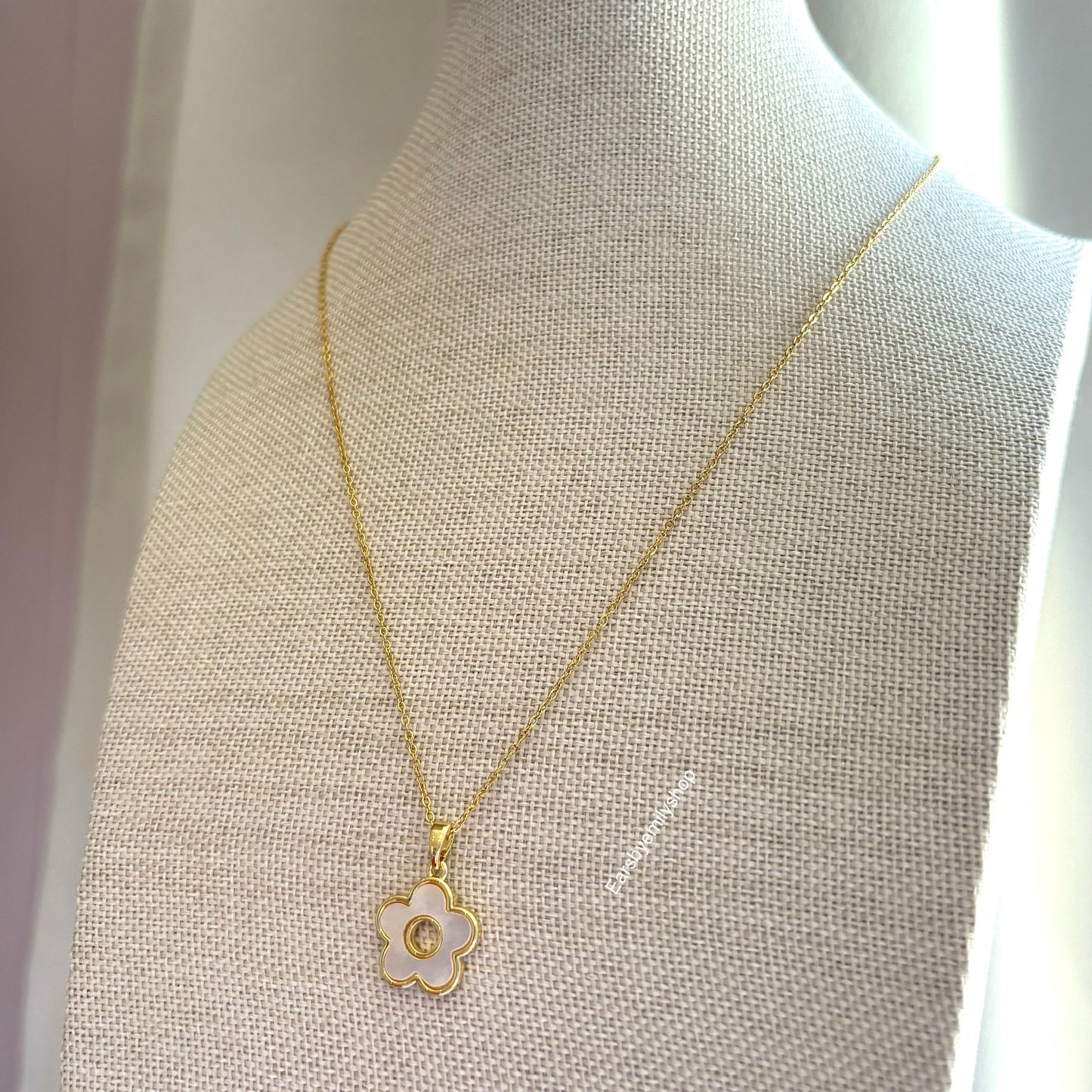 18k gold plated white mother of pearl daisy necklace