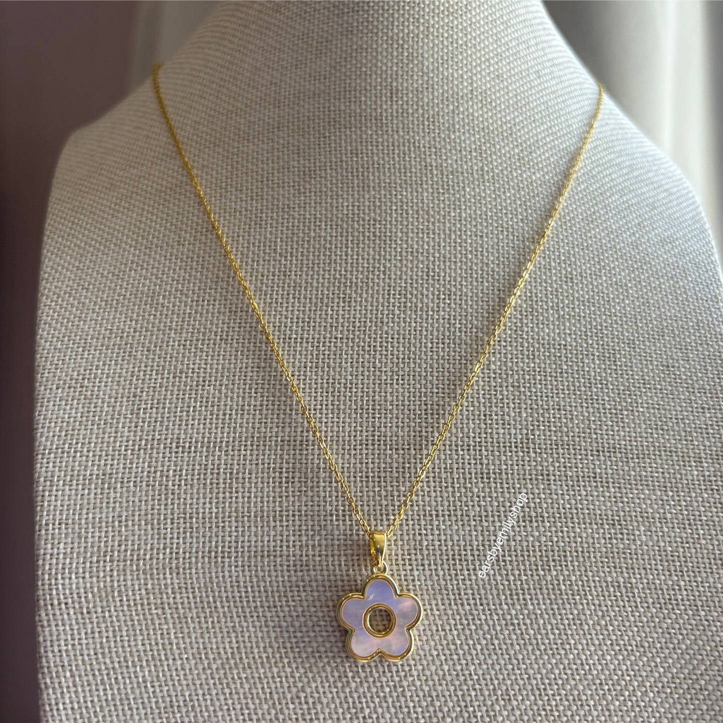 18k gold plated white mother of pearl daisy necklace