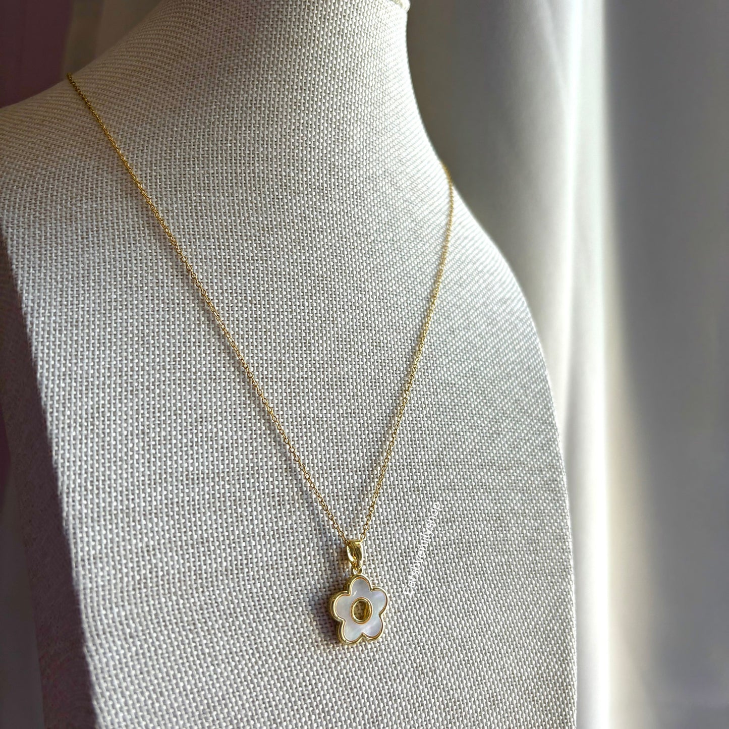 18k gold plated white mother of pearl daisy necklace