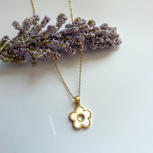 18k gold plated white mother of pearl daisy necklace
