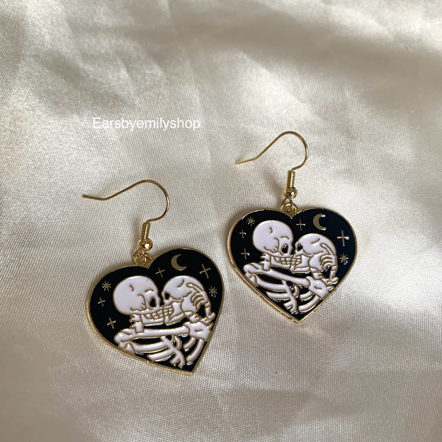 Black heart kissing skeleton dangle earrings