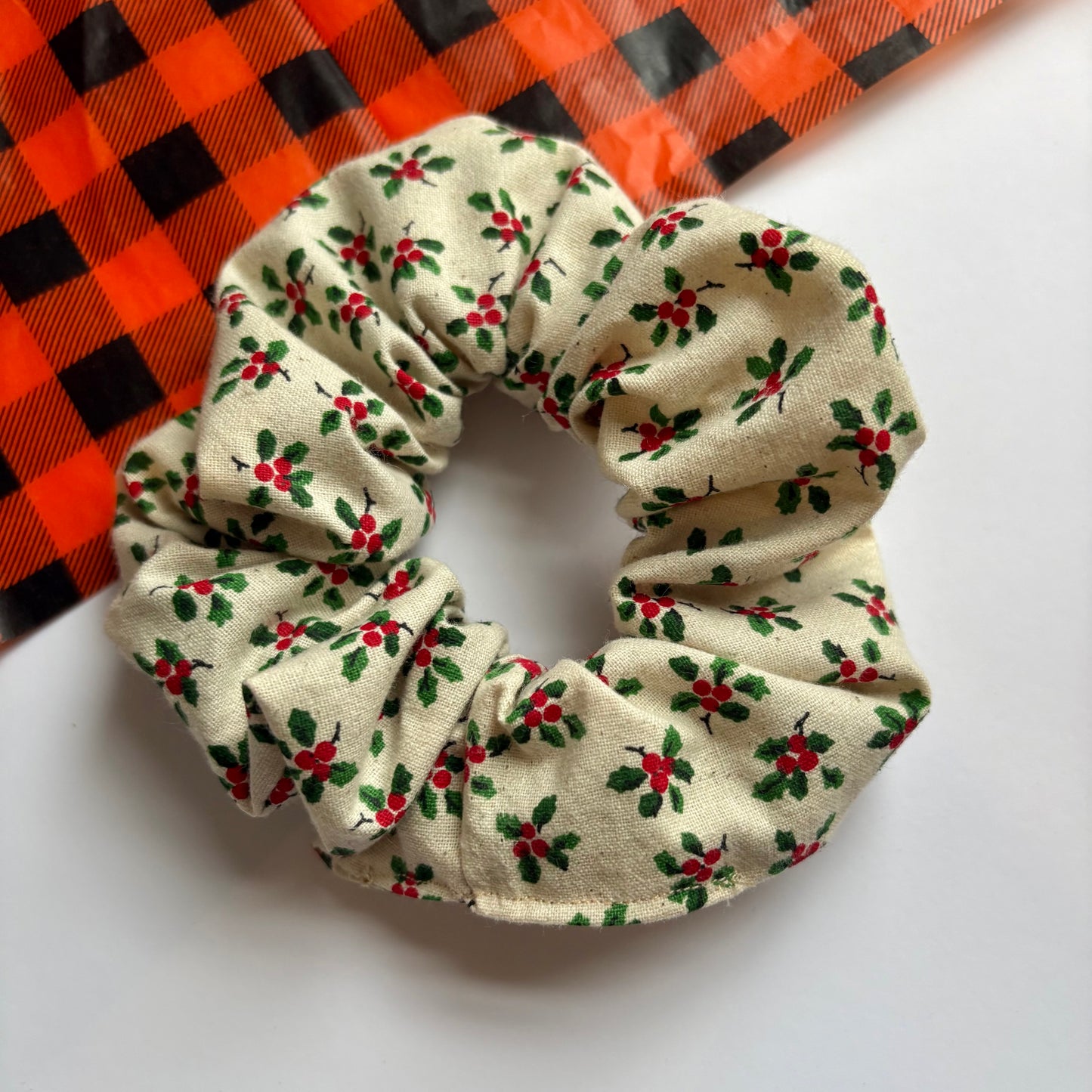 Minimalistic large Christmas holly plant scrunchie
