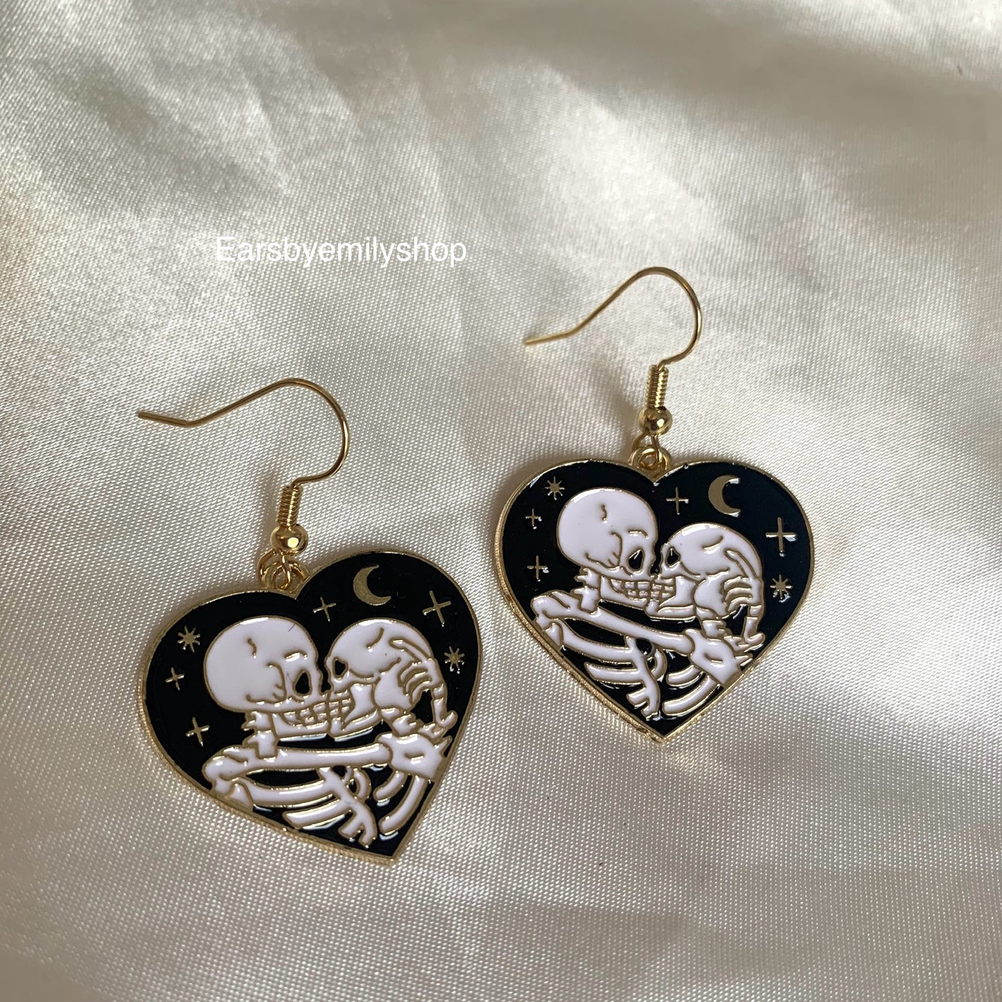 Black heart kissing skeleton dangle earrings