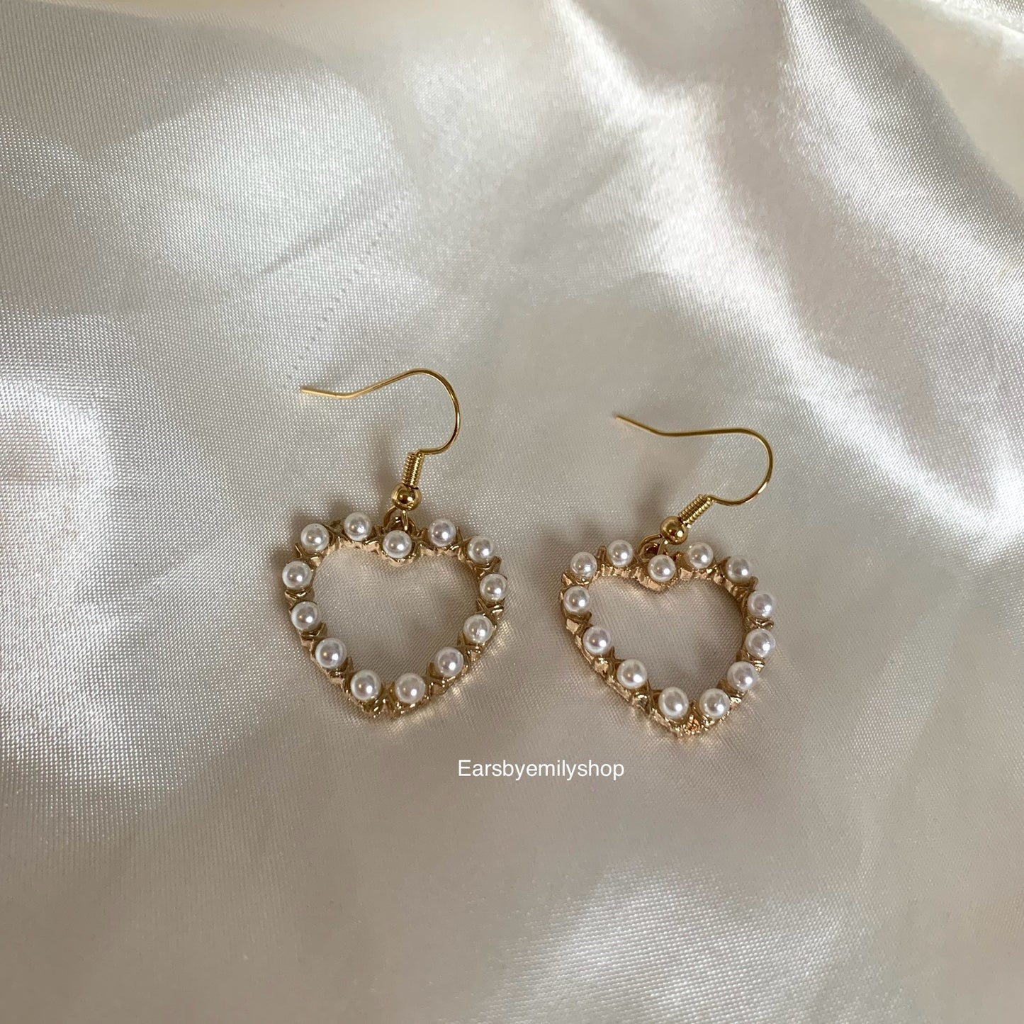 Faux gold white pearl heart dangle earrings