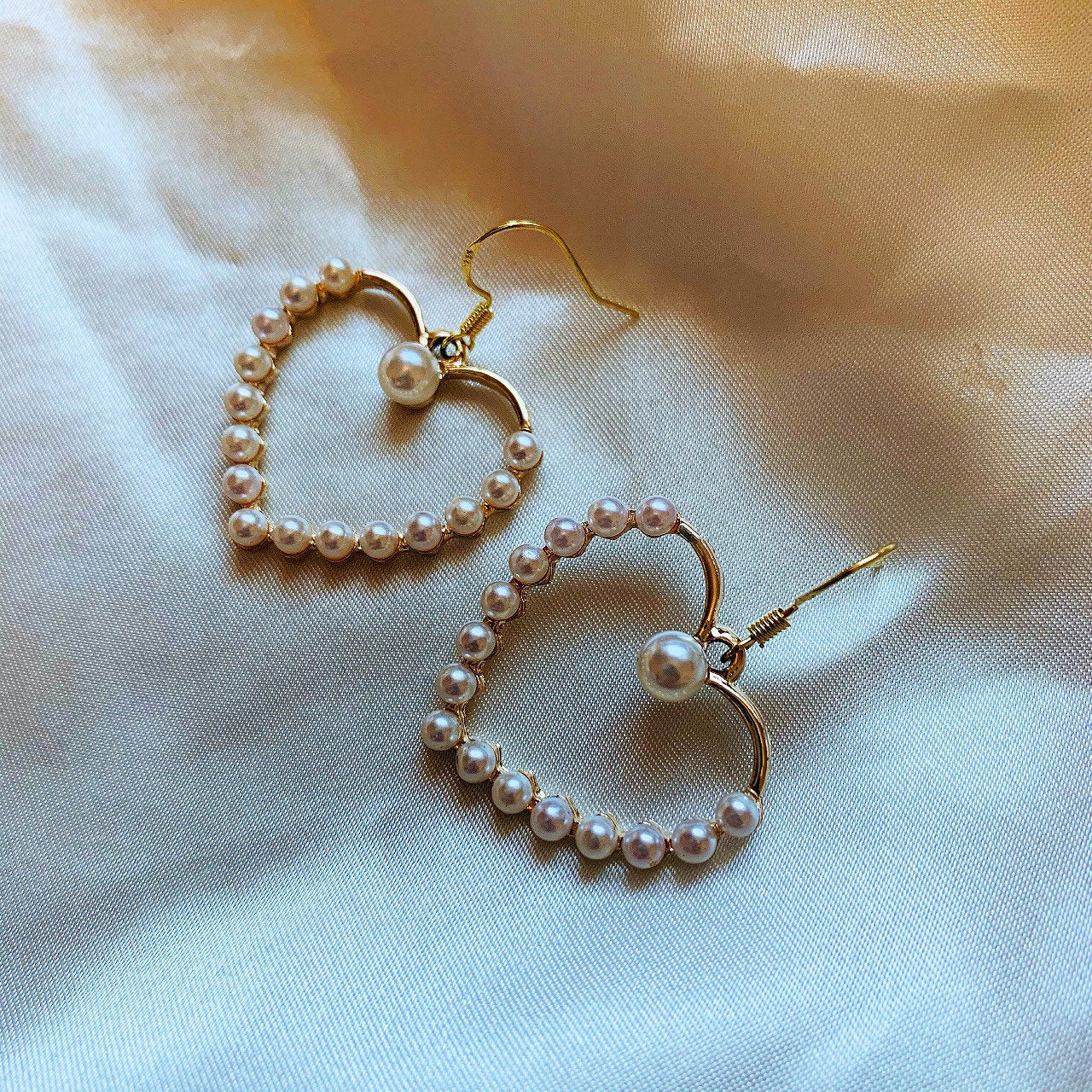 Faux gold white pearl heart dangle earrings