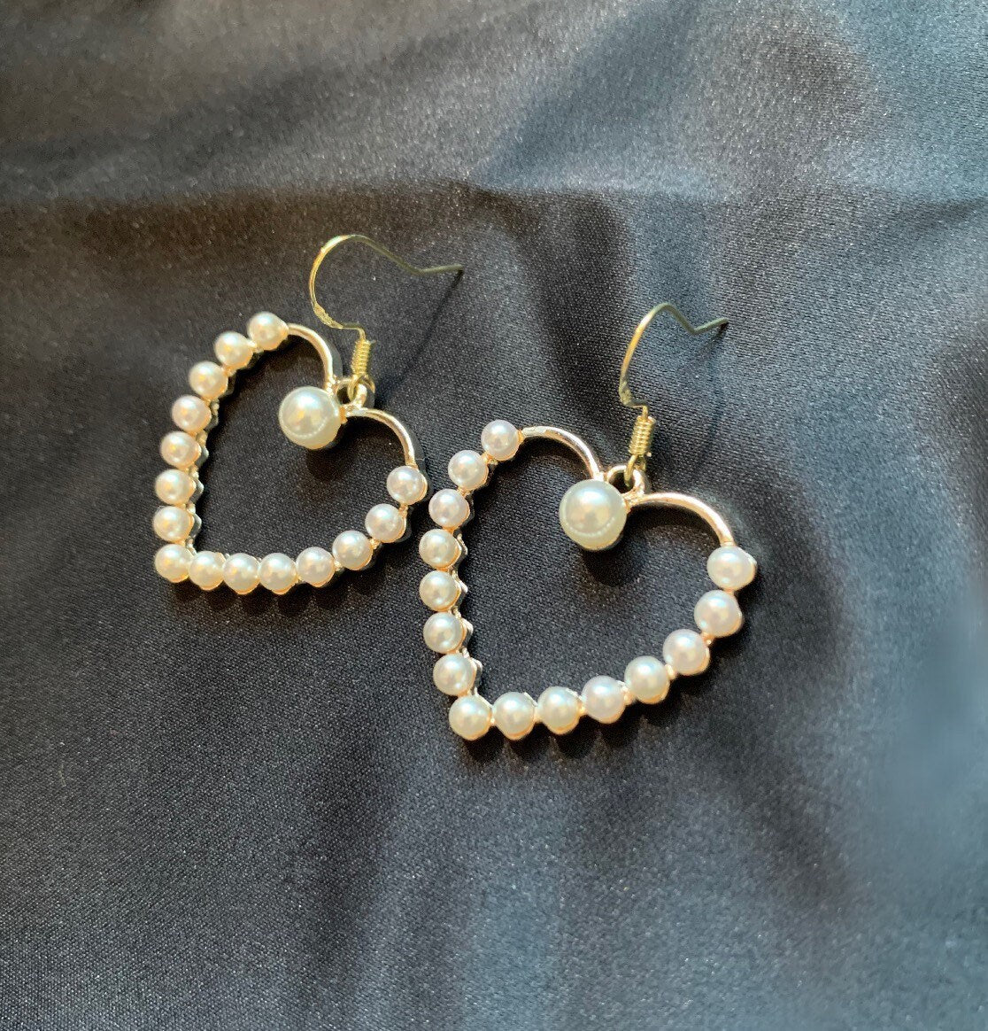 Faux gold white pearl heart dangle earrings