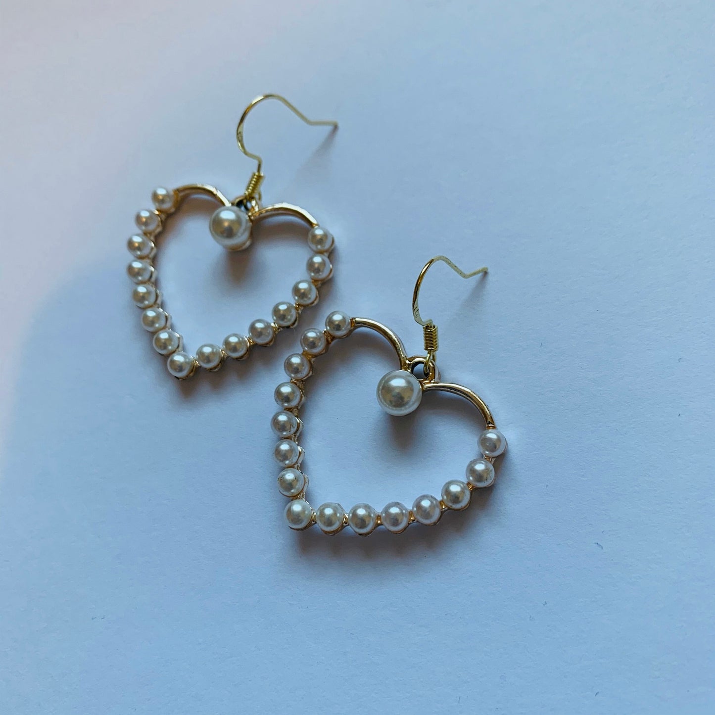 Faux gold white pearl heart dangle earrings