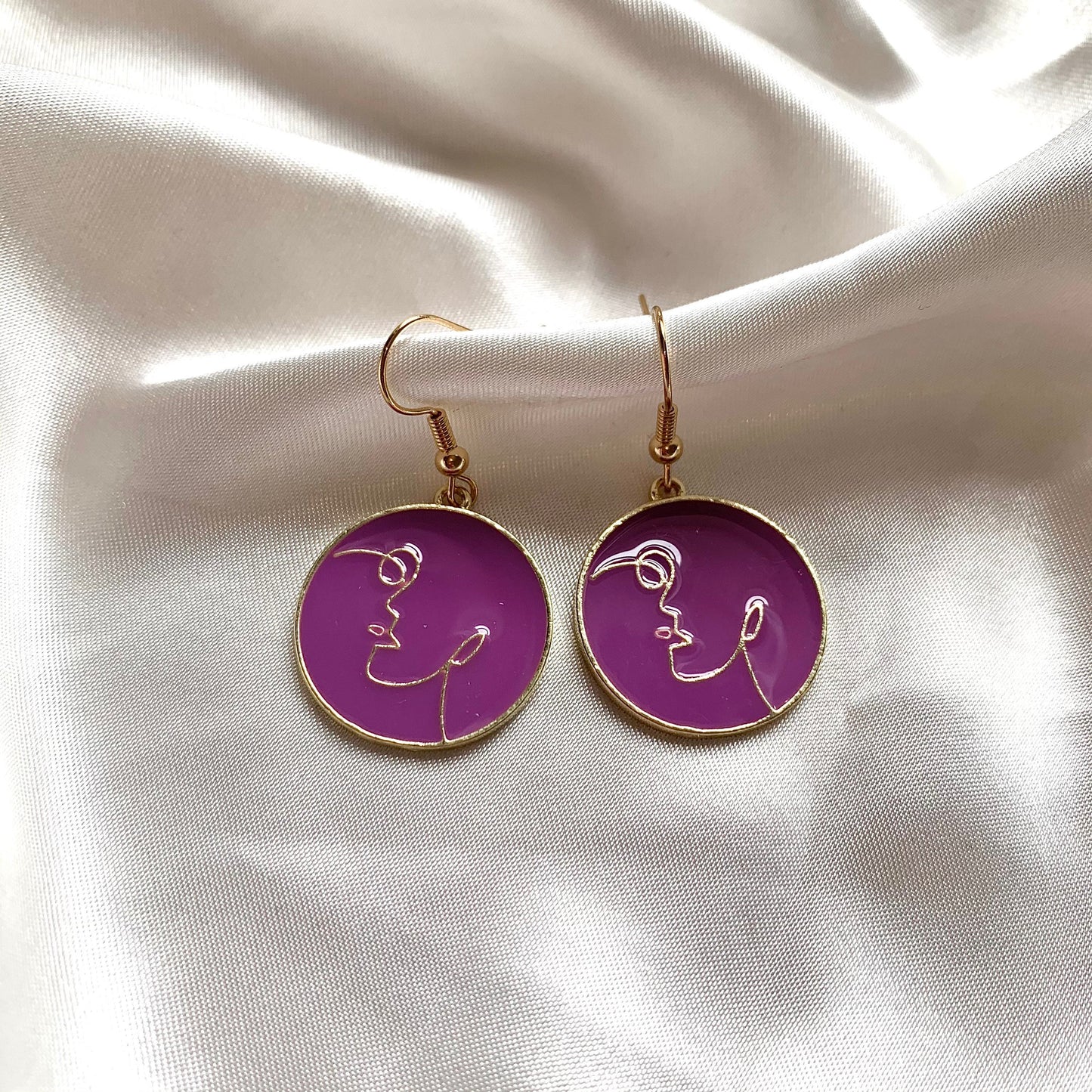 Women face purple circle gold dangle earrings