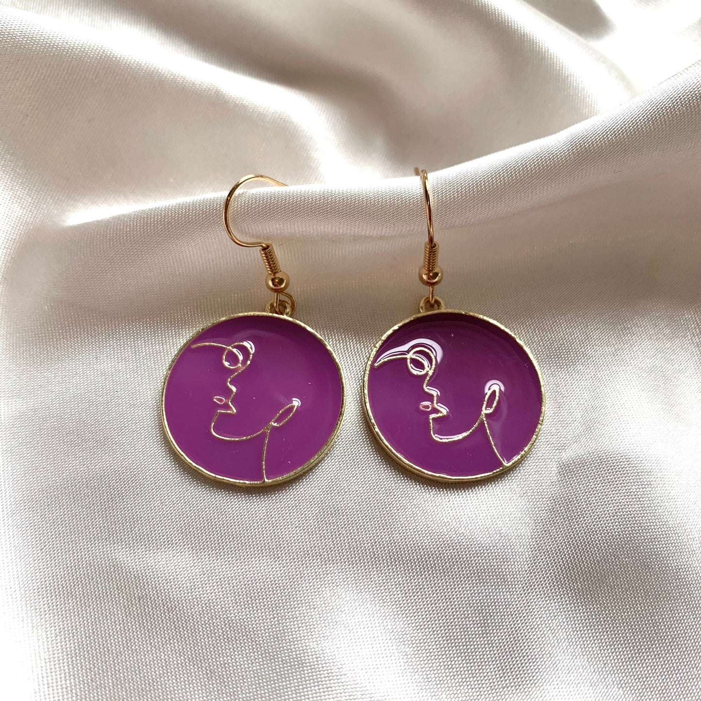 Women face purple circle gold dangle earrings