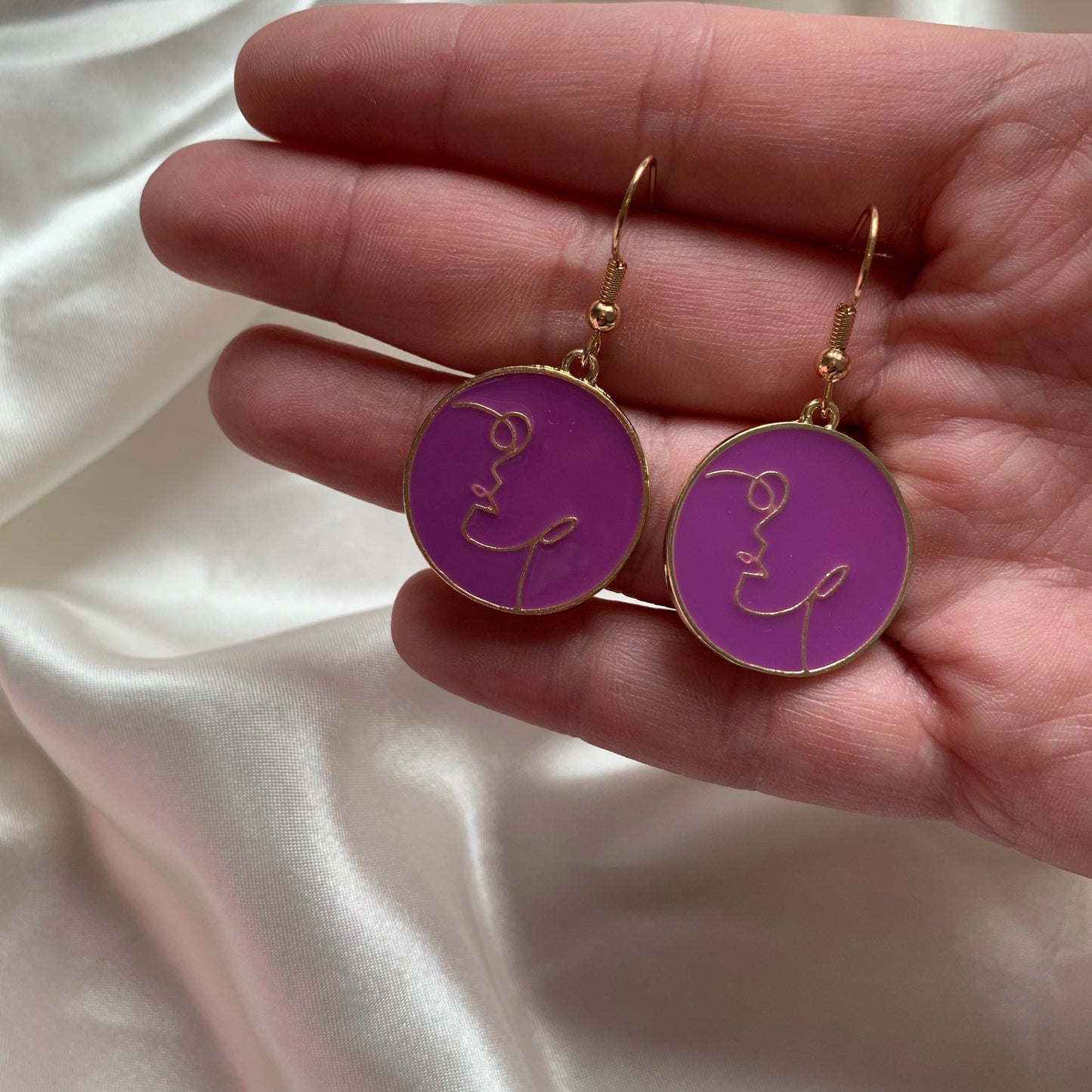 Women face purple circle gold dangle earrings