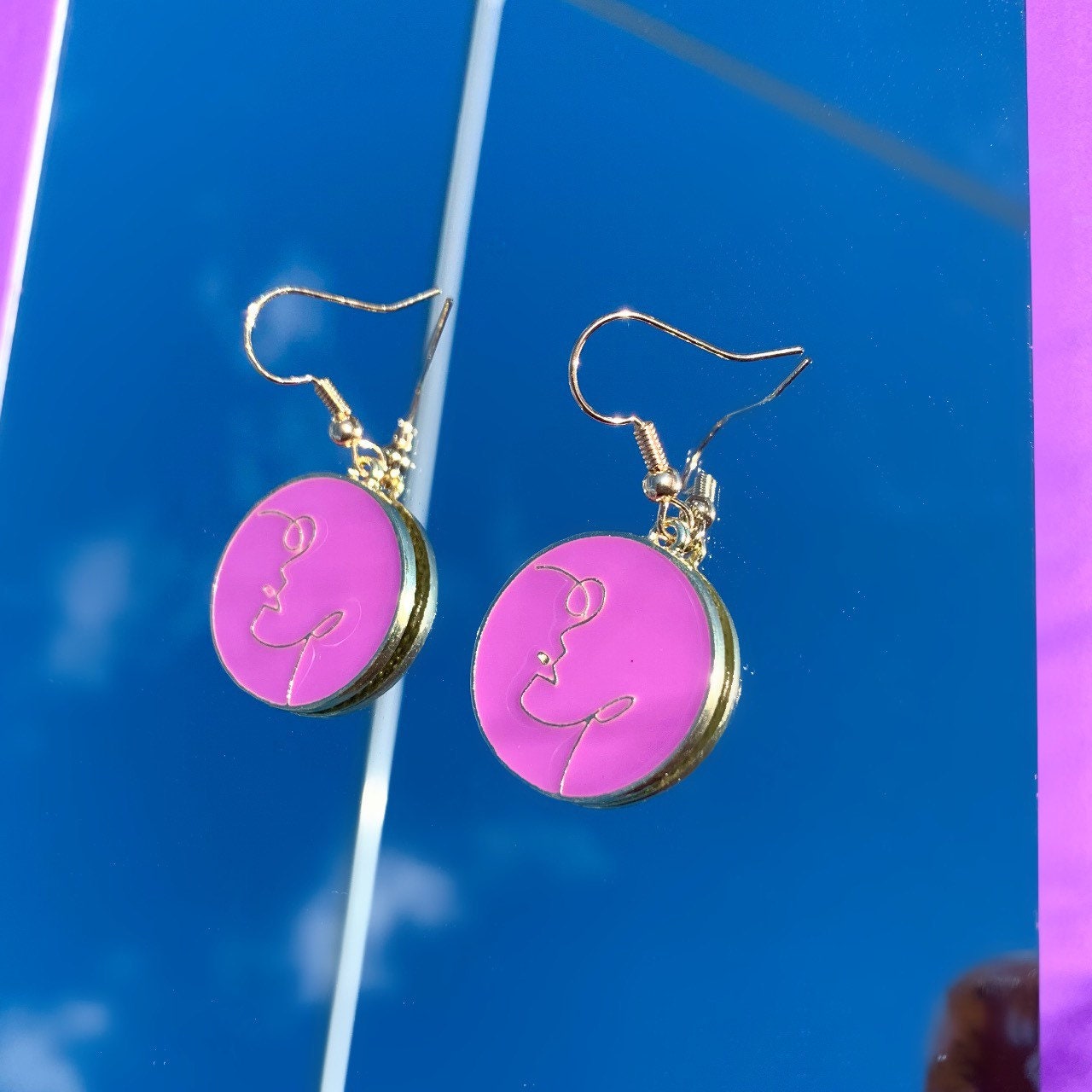 Women face purple circle gold dangle earrings