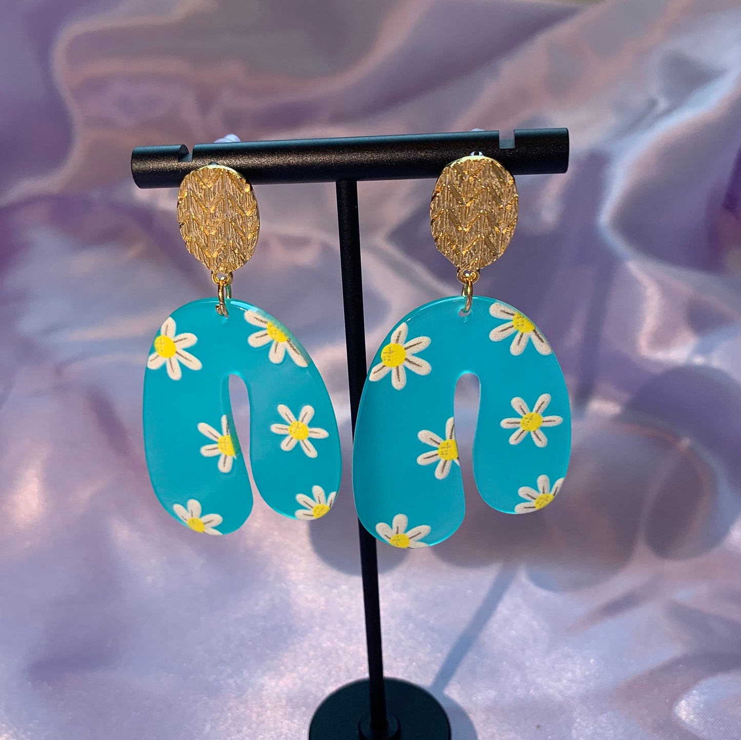 Blue arch white and yellow daisy flower earrings