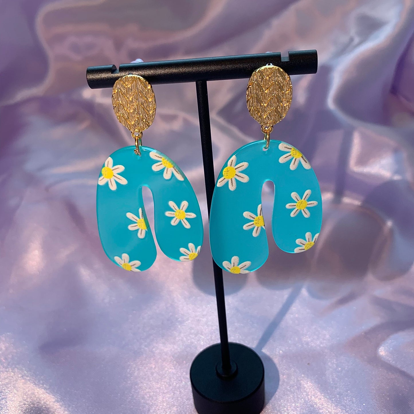 Blue arch white and yellow daisy flower earrings