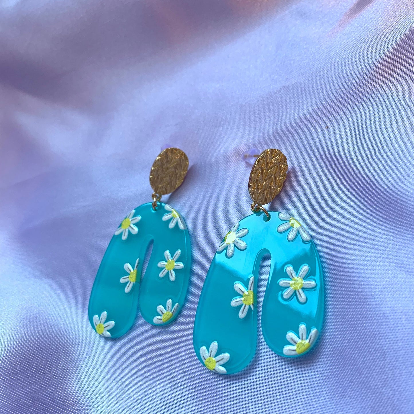 Blue arch white and yellow daisy flower earrings