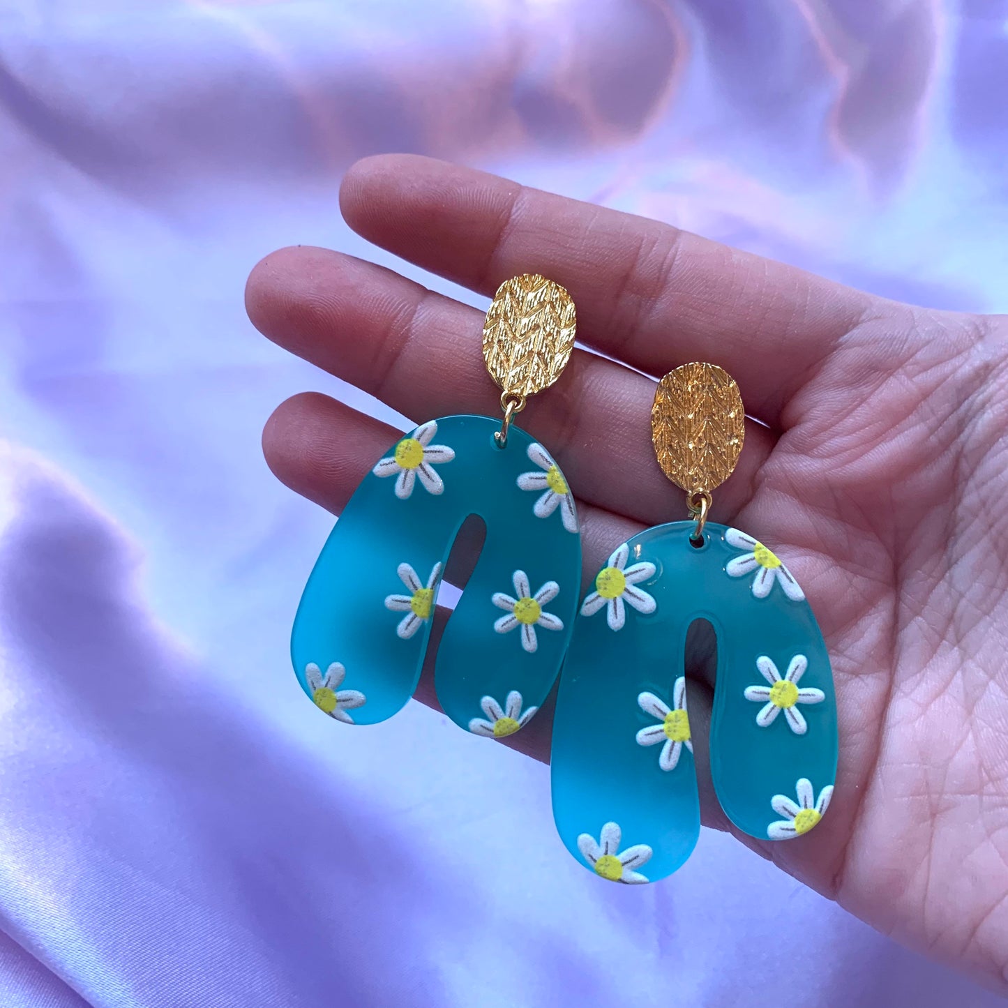 Blue arch white and yellow daisy flower earrings