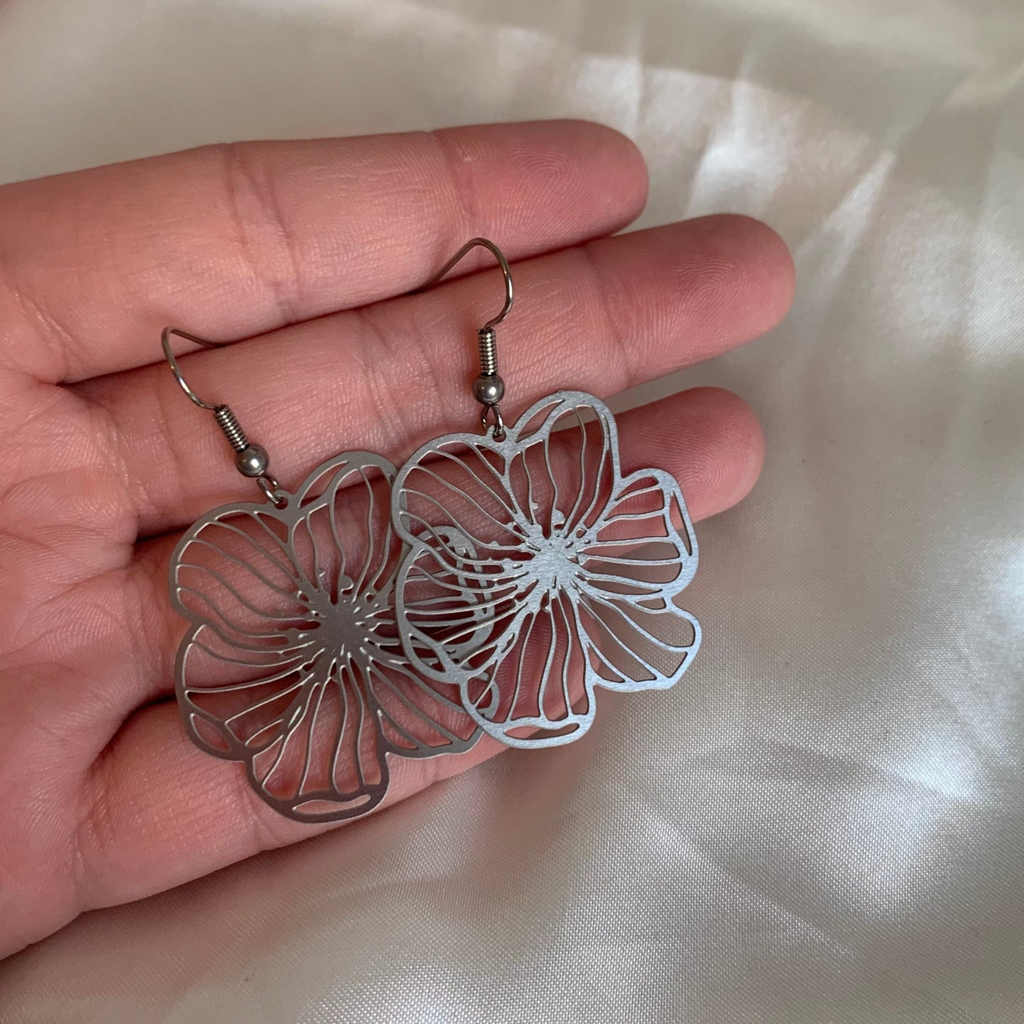 Stainless steel flower outline dangle earrings