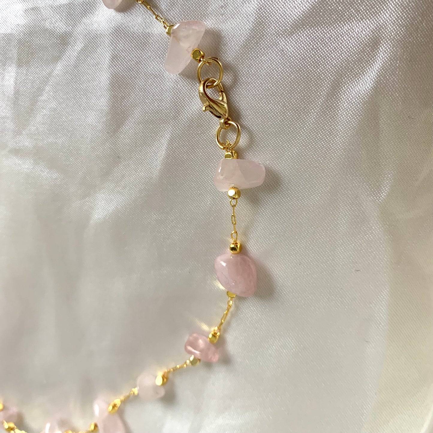 Gold plated rose quartz chip crystal short necklace