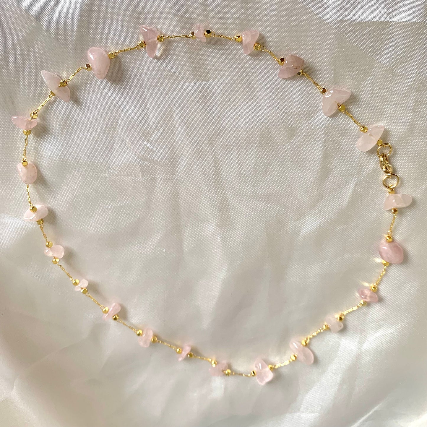 Gold plated rose quartz chip crystal short necklace